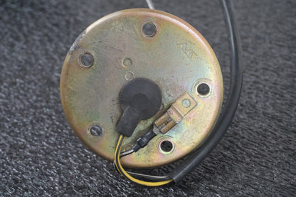 Vänster sida på Bensintankgivare från en Suzuki VL 1500 -1998 motorcykel.