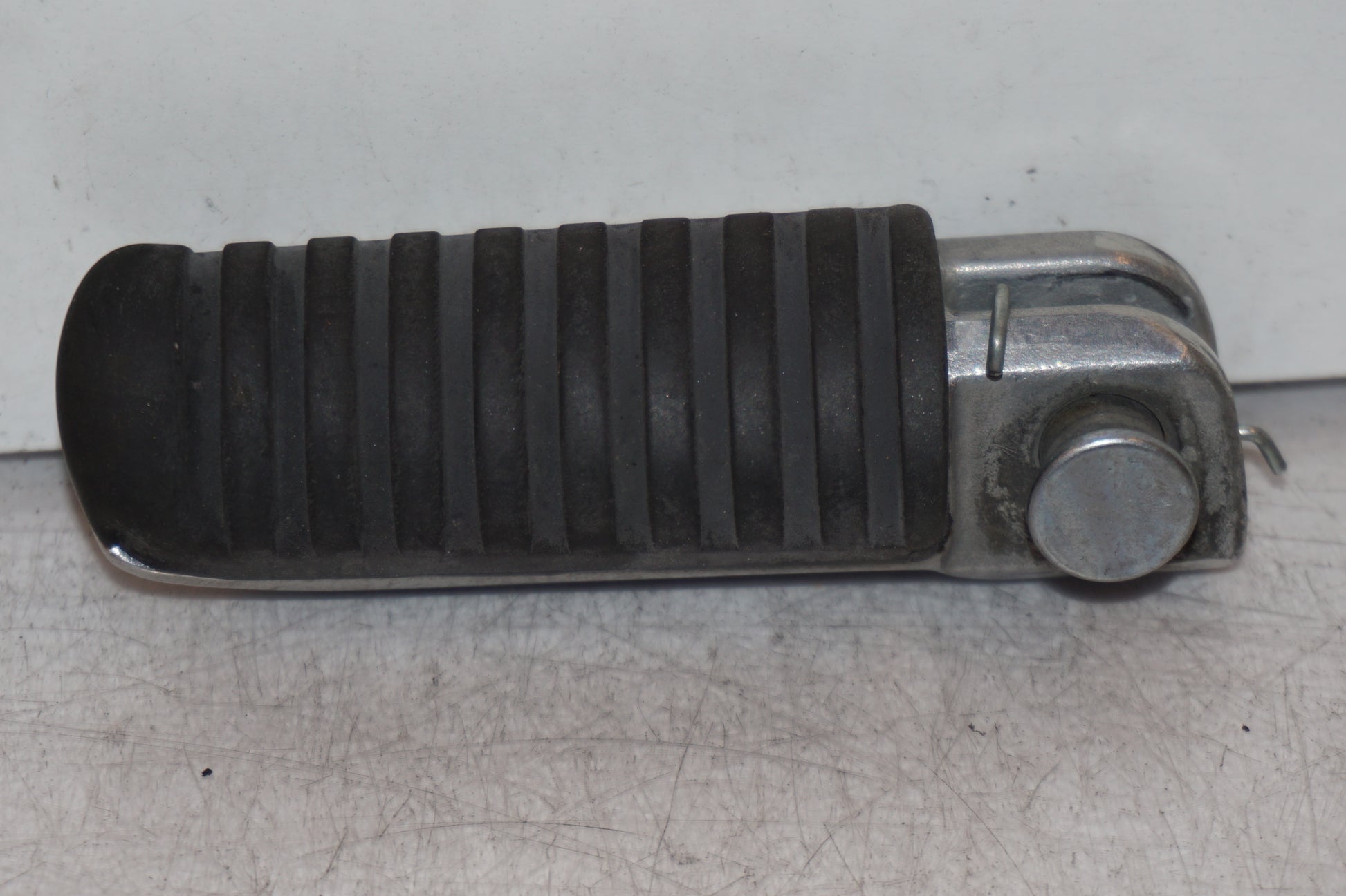 Framsidan på Fotpinne från en Kawasaki ZR-X 1200 S -2001 motorcykel.