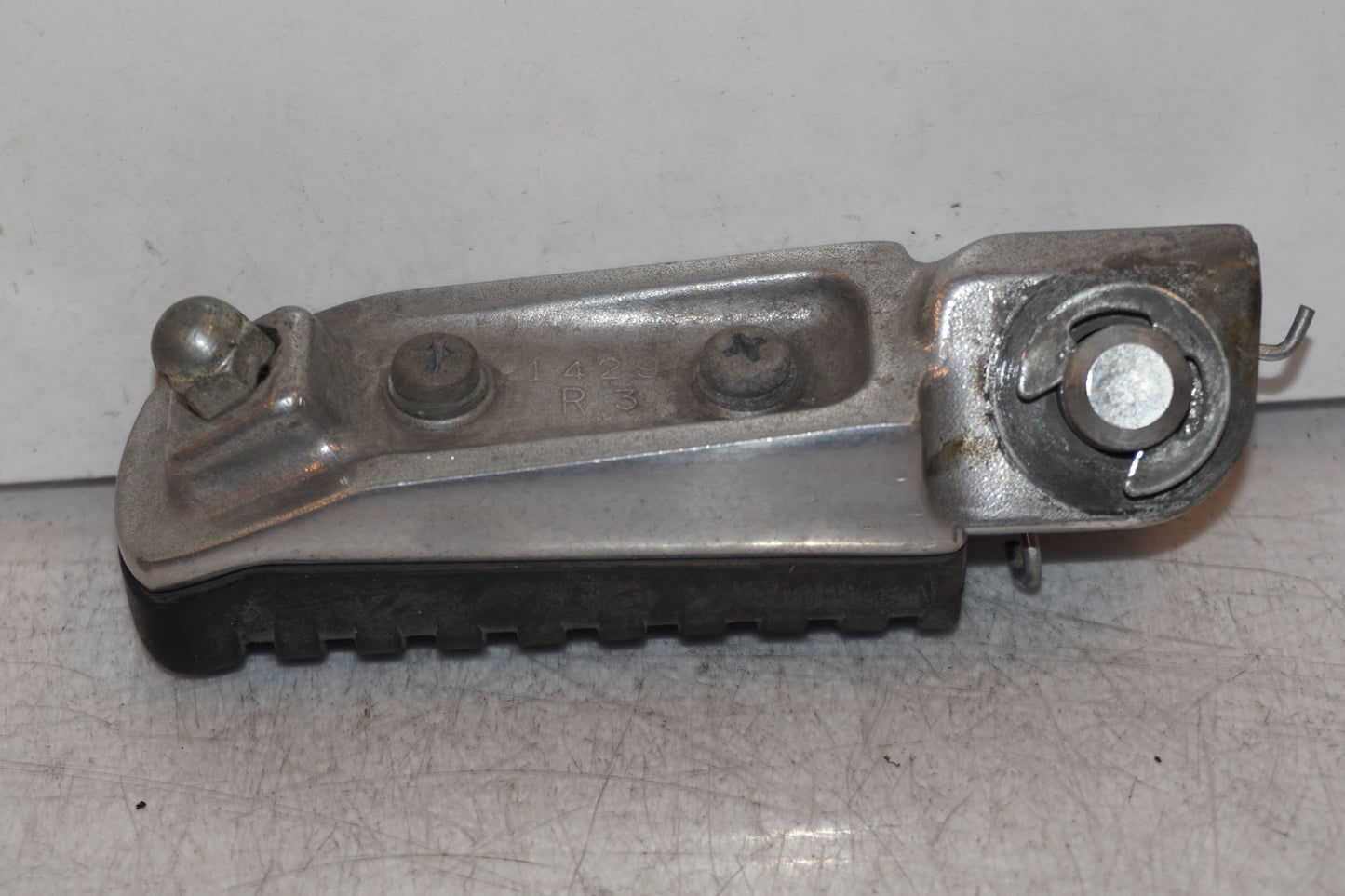 Höger sida på Fotpinne från en Kawasaki ZR-X 1200 S -2001 motorcykel.