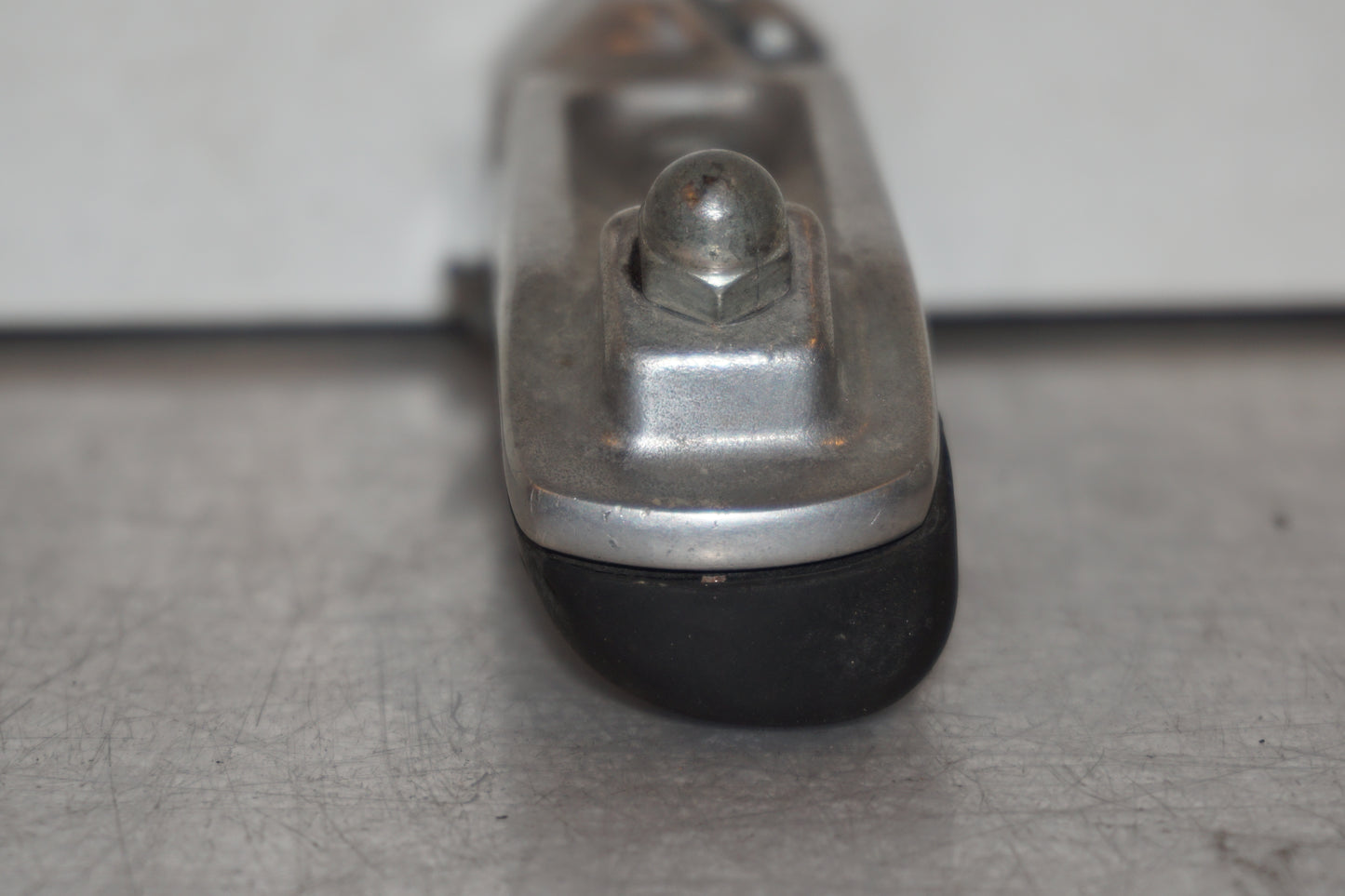 Vänster sida på Fotpinne från en Kawasaki ZR-X 1200 S -2001 motorcykel.