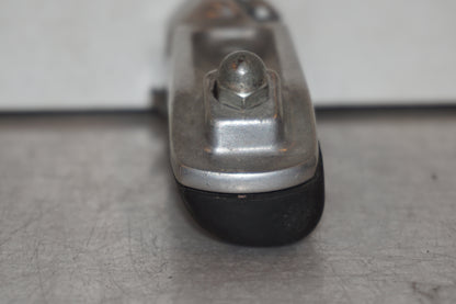 Vänster sida på Fotpinne från en Kawasaki ZR-X 1200 S -2001 motorcykel.