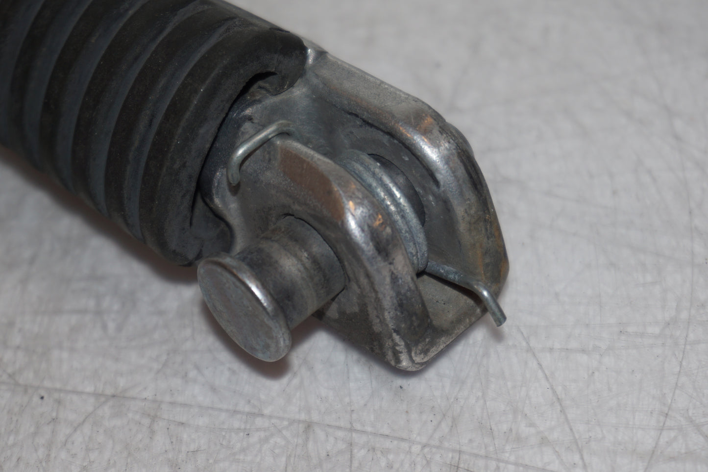 Snett nerifrån på Fotpinne från en Kawasaki ZR-X 1200 S -2001 motorcykel.