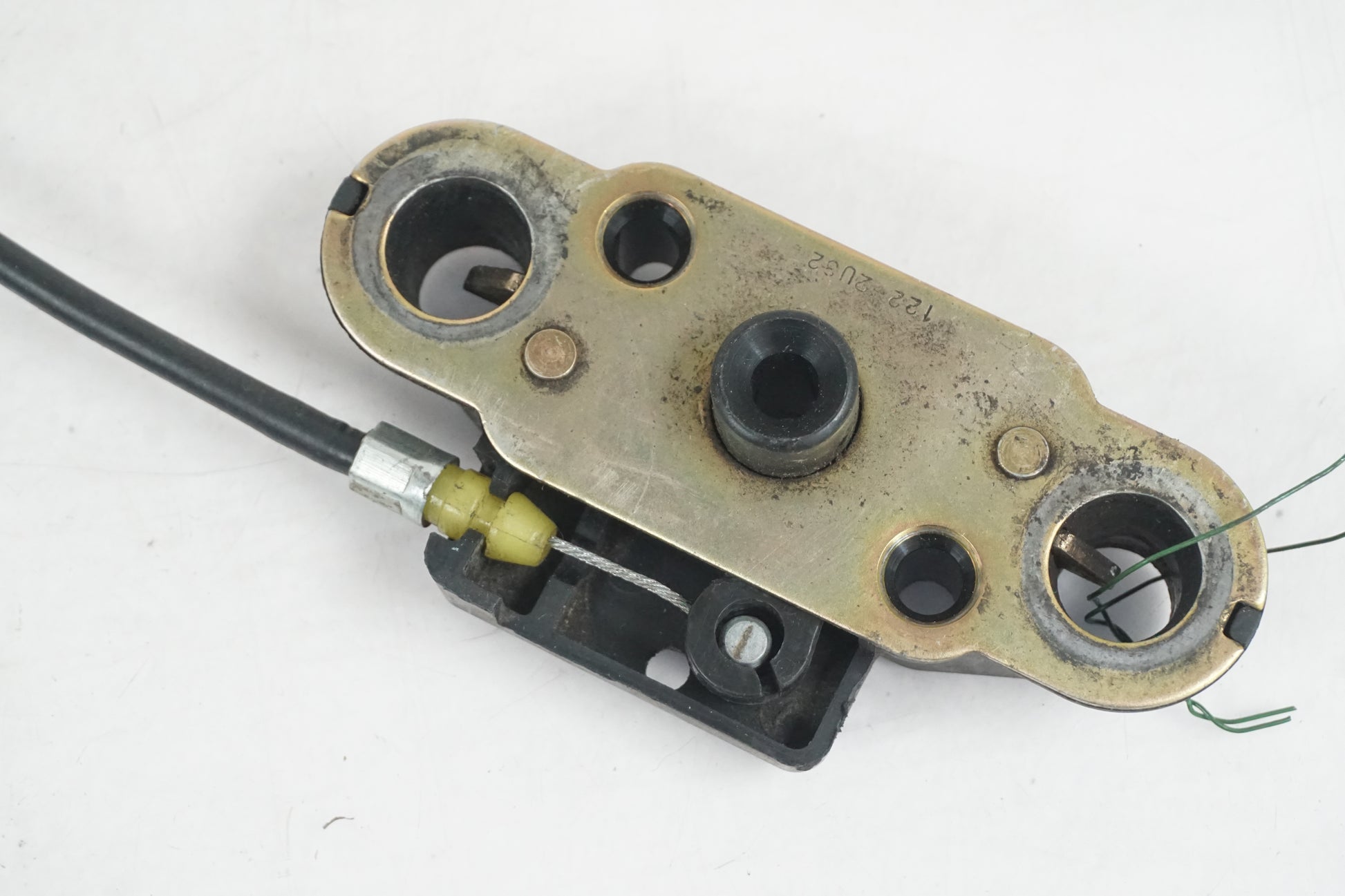 Baksidan på Sadellåsmekanism från en Suzuki GSX-R 1000 -2003 motorcykel.