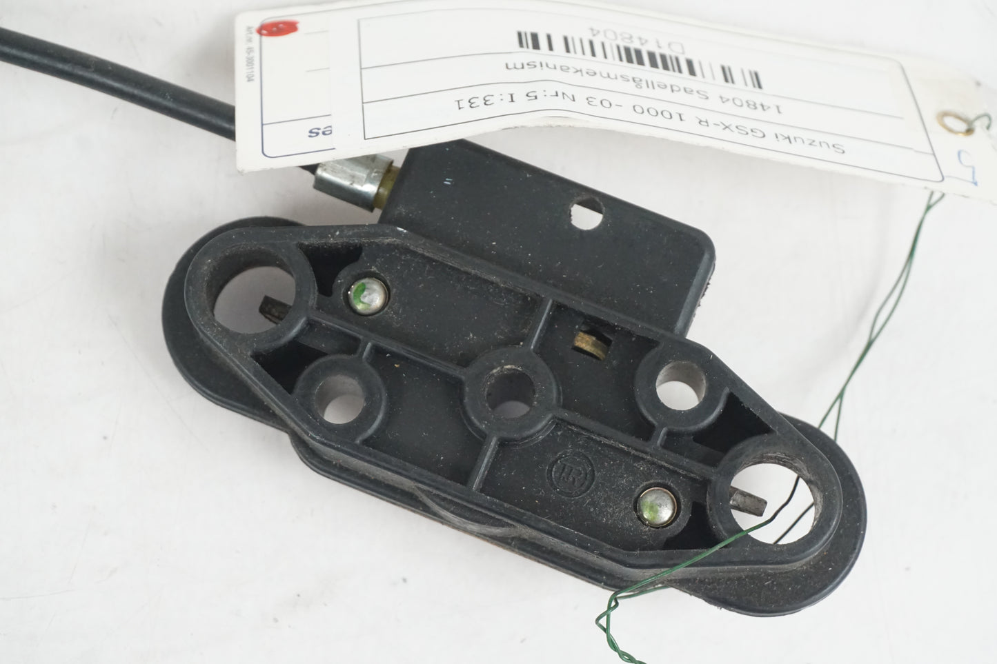 Höger sida på Sadellåsmekanism från en Suzuki GSX-R 1000 -2003 motorcykel.