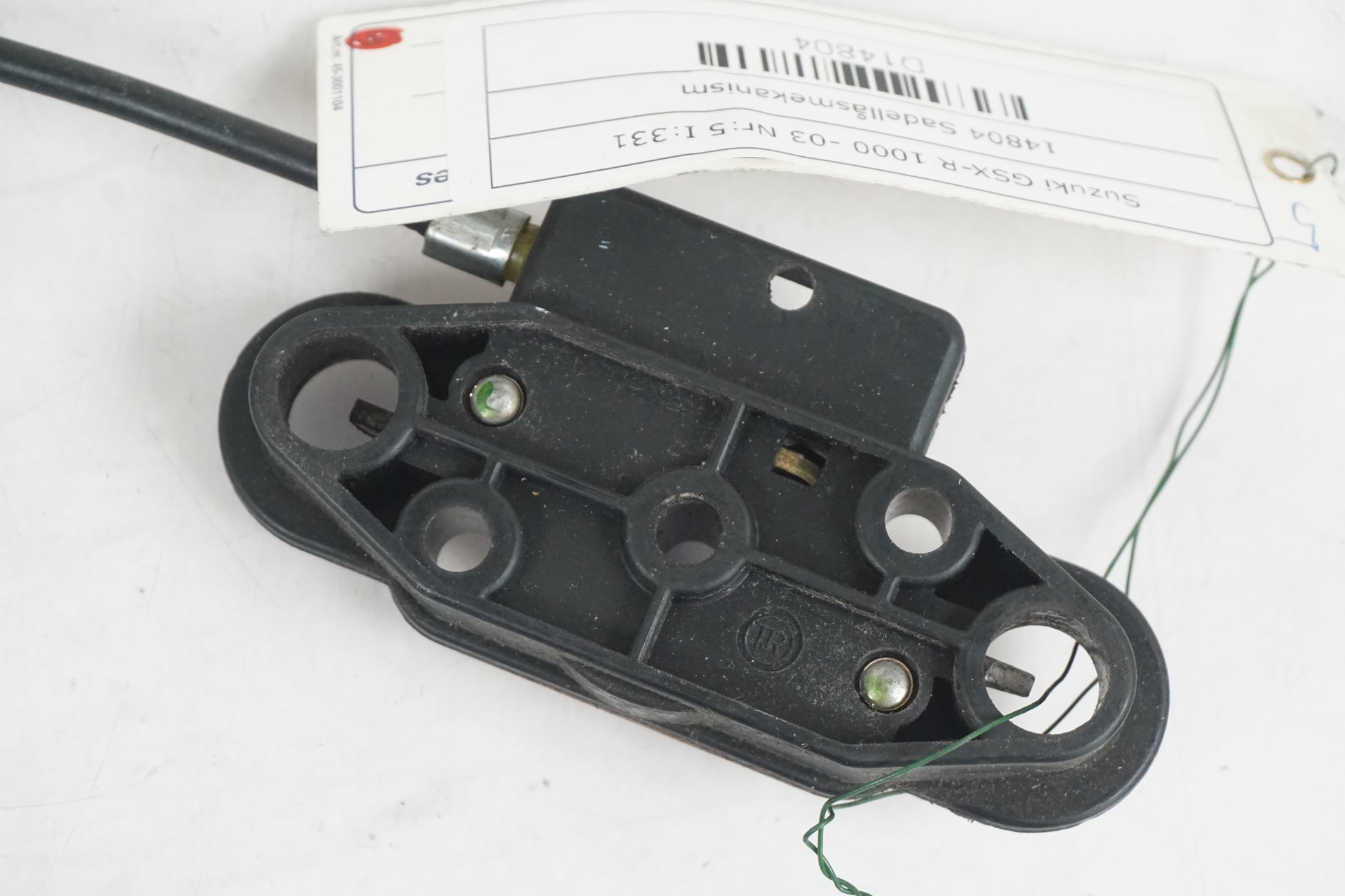 Höger sida på Sadellåsmekanism från en Suzuki GSX-R 1000 -2003 motorcykel.