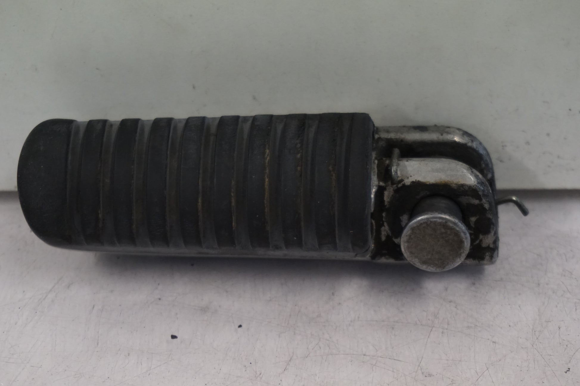 Framsidan på Fotpinne från en Kawasaki ZR-X 1200 S -2001 motorcykel.