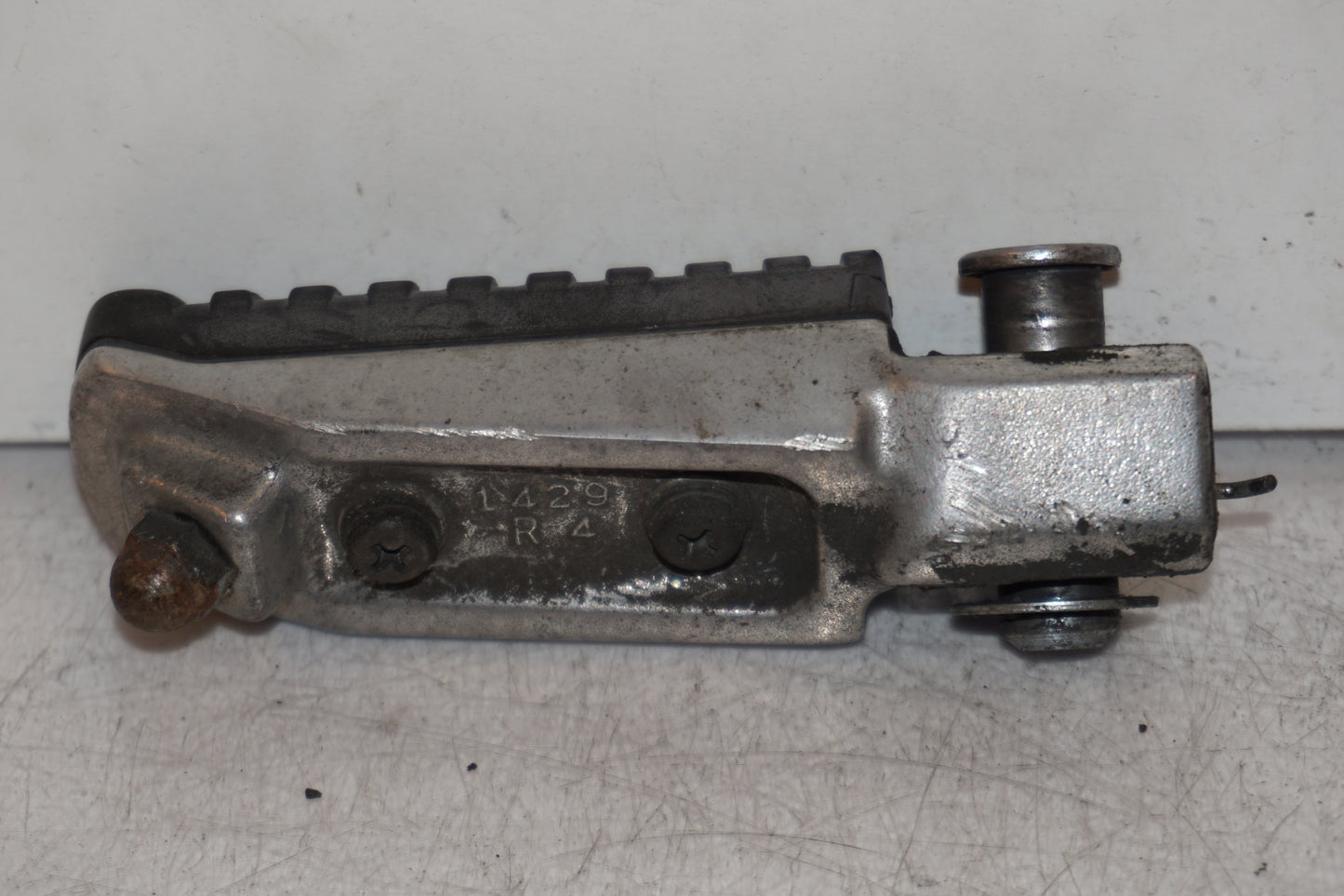 Baksidan på Fotpinne från en Kawasaki ZR-X 1200 S -2001 motorcykel.