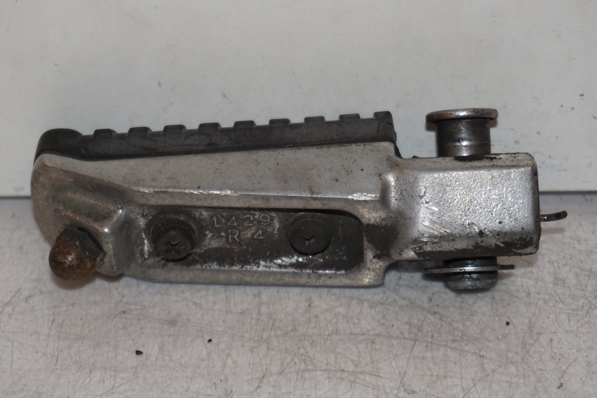 Baksidan på Fotpinne från en Kawasaki ZR-X 1200 S -2001 motorcykel.