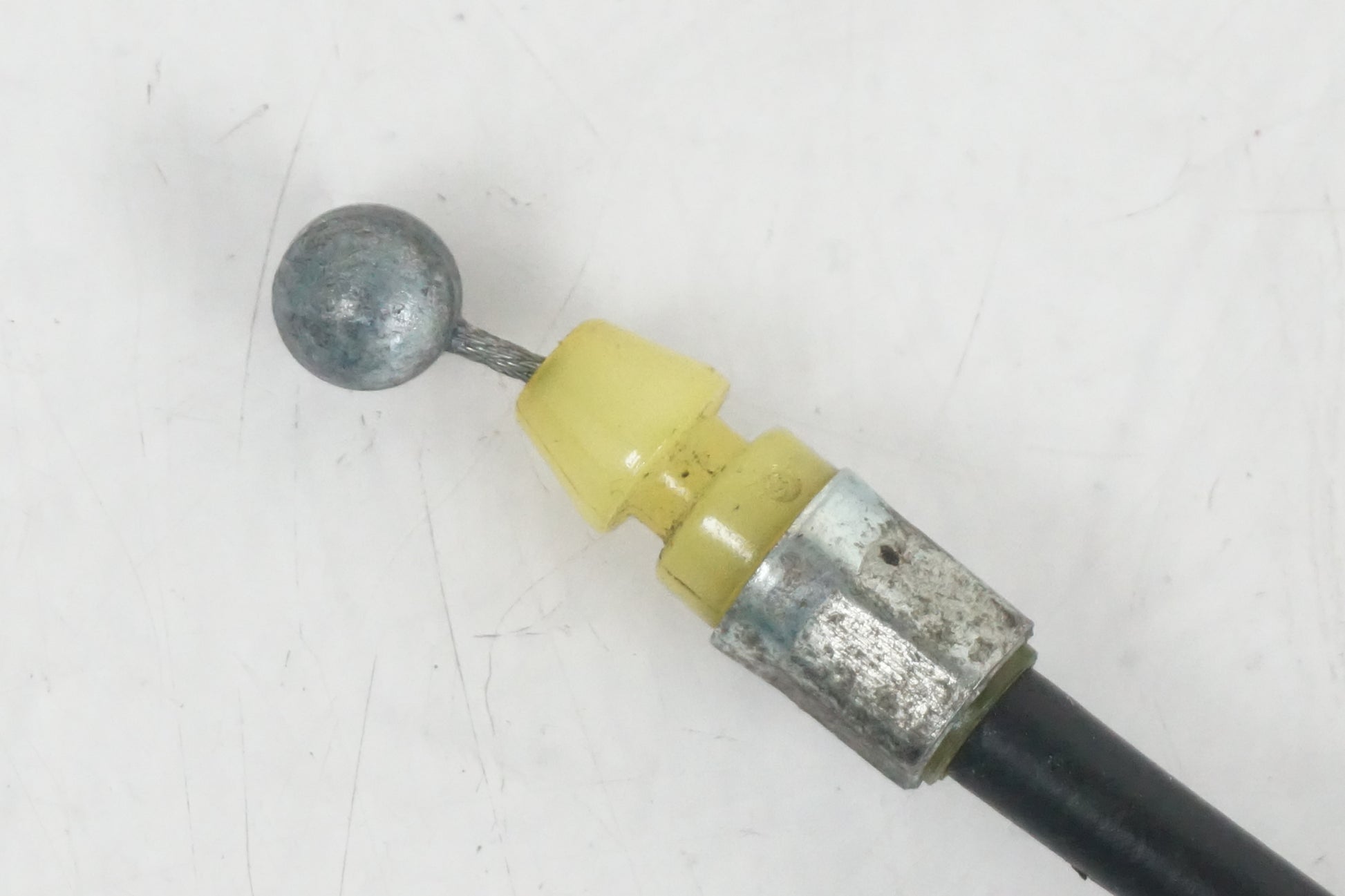 Vänster sida på Sadellåsmekanism från en Suzuki GSX-R 1000 -2003 motorcykel.