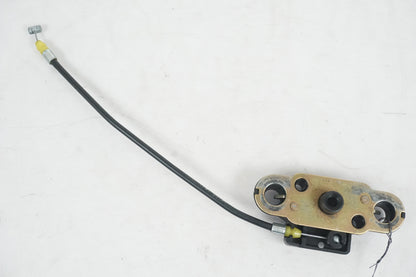 Framsidan på Sadellåsmekanism från en Suzuki SV 650 -2004 motorcykel.