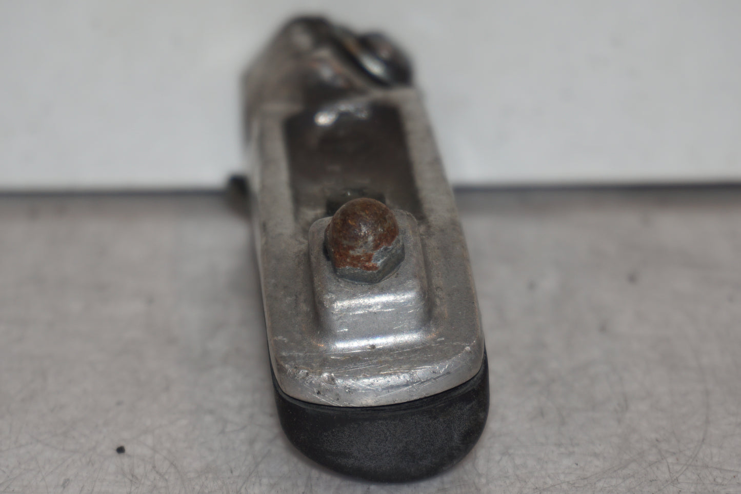 Vänster sida på Fotpinne från en Kawasaki ZR-X 1200 S -2001 motorcykel.