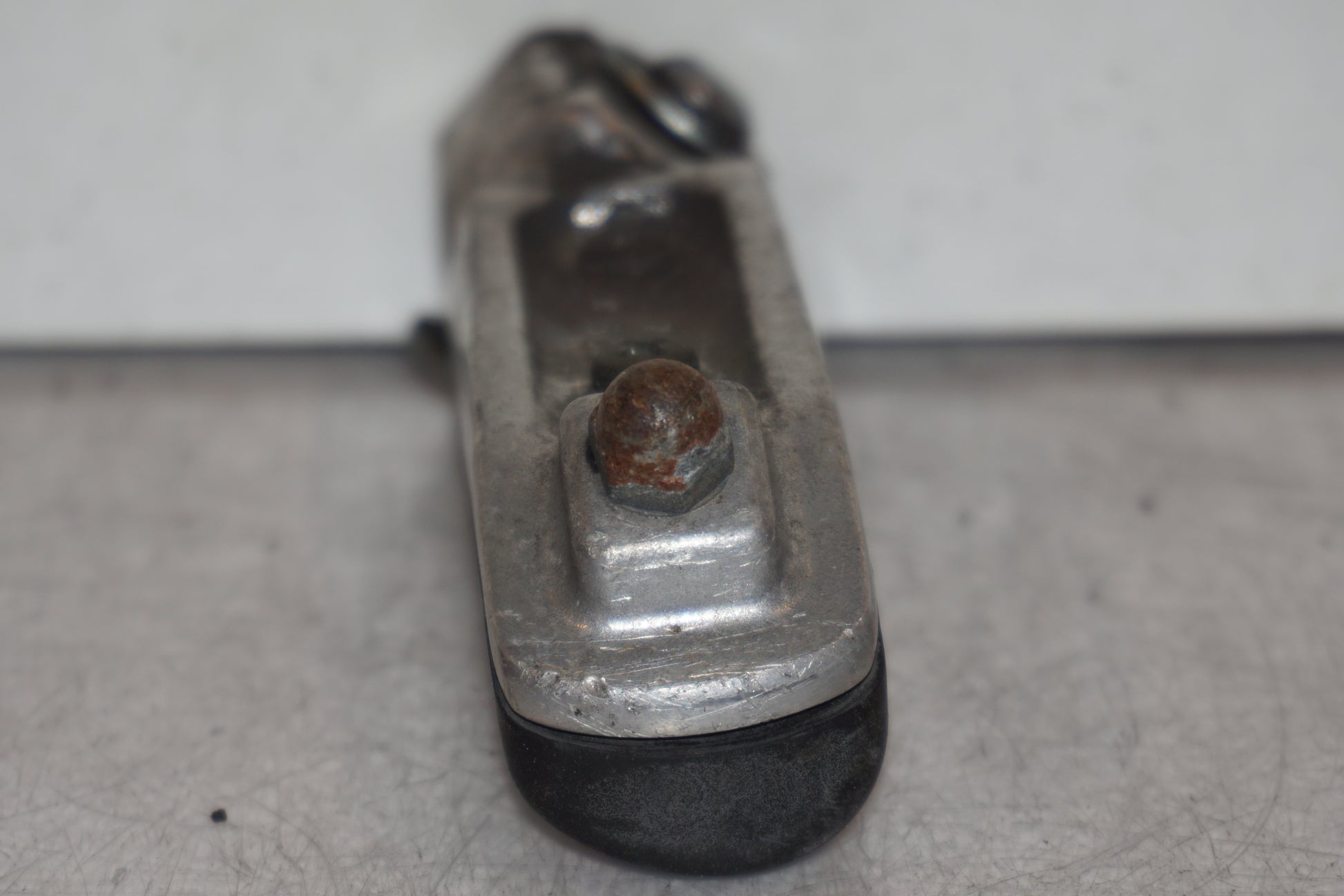 Vänster sida på Fotpinne från en Kawasaki ZR-X 1200 S -2001 motorcykel.