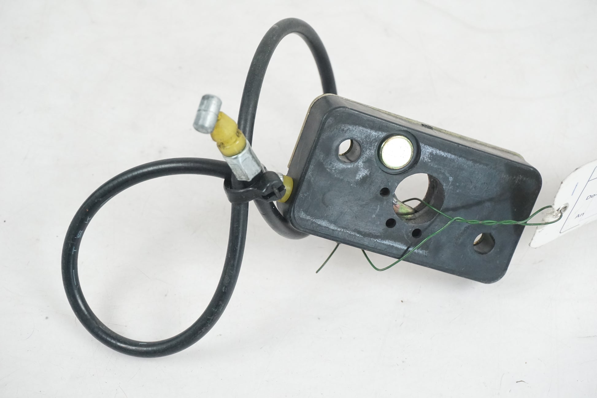 Baksidan på Sadellåsmekanism från en Suzuki RF 600 R -1996 motorcykel.