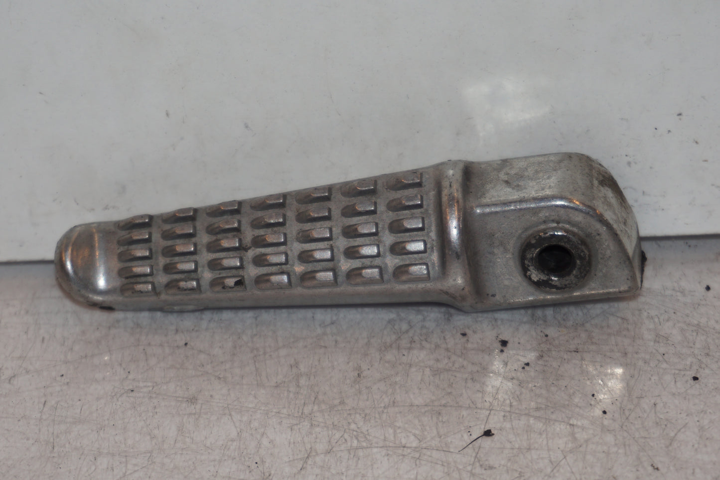 Framsidan på Fotpinne från en Kawasaki ZR-X 1200 S -2001 motorcykel.