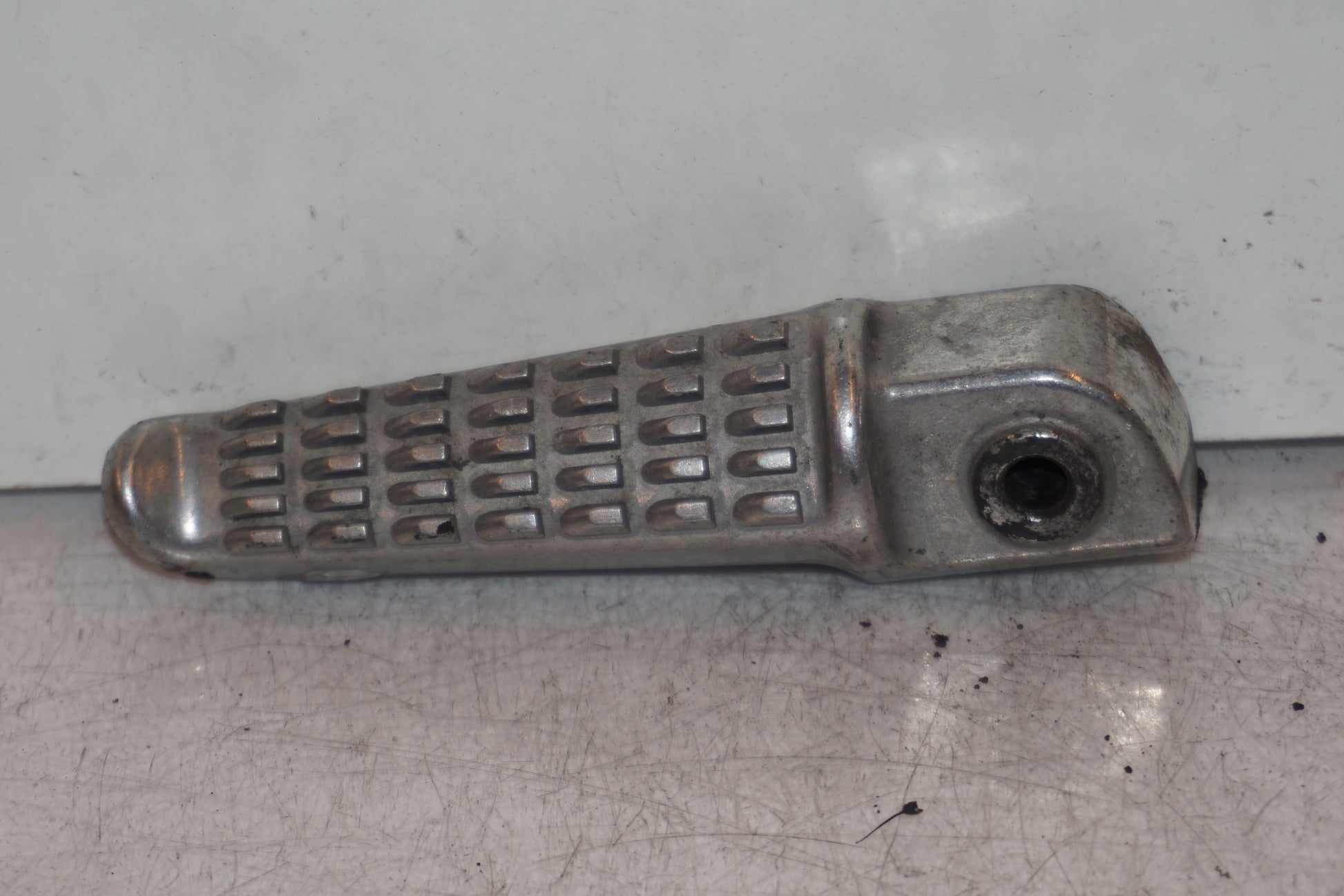 Framsidan på Fotpinne från en Kawasaki ZR-X 1200 S -2001 motorcykel.