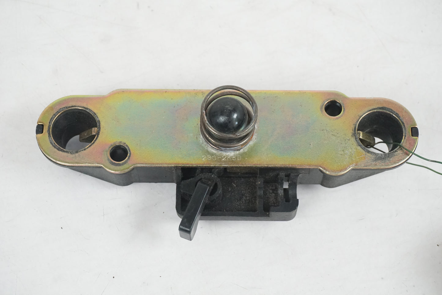 Framsidan på Sadellåsmekanism från en Suzuki RF 600 R -1996 motorcykel.