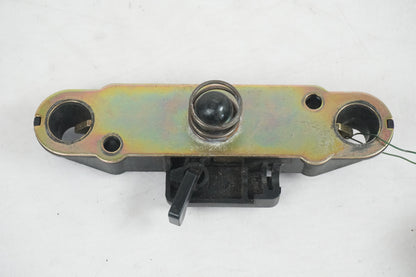 Framsidan på Sadellåsmekanism från en Suzuki RF 600 R -1996 motorcykel.