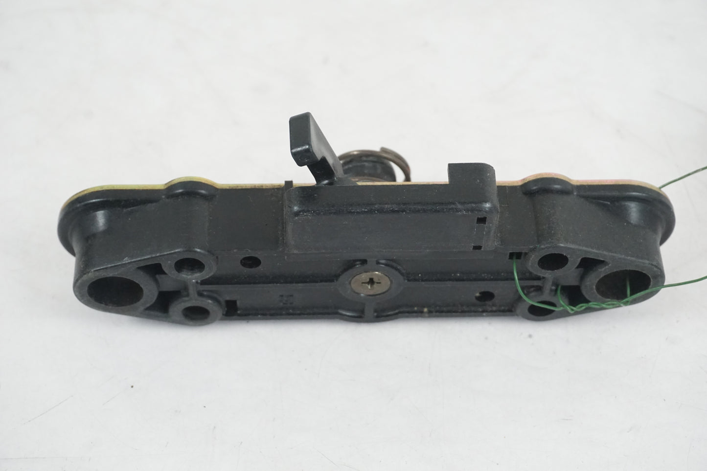 Baksidan på Sadellåsmekanism från en Suzuki RF 600 R -1996 motorcykel.