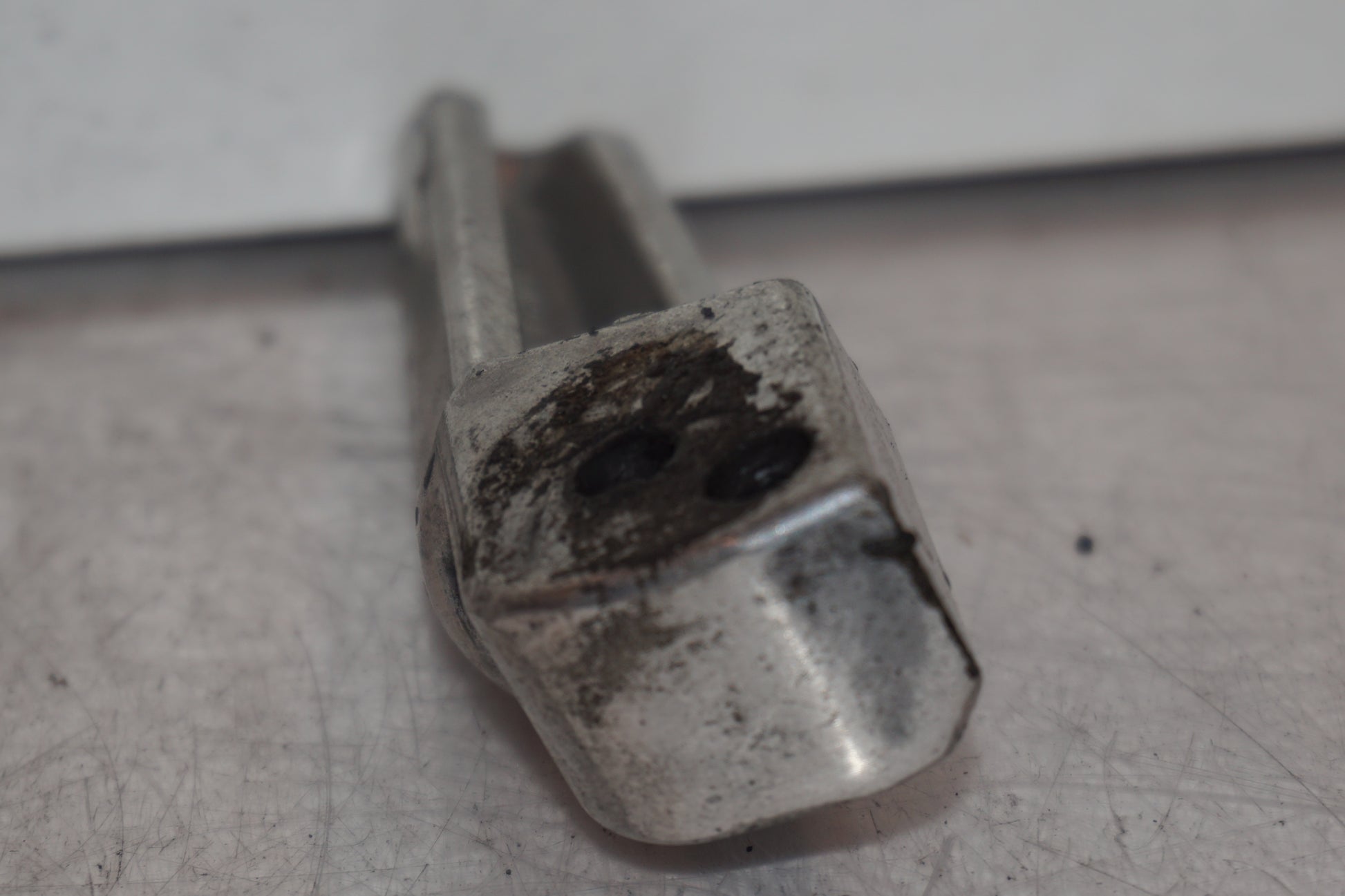 Vänster sida på Fotpinne från en Kawasaki ZR-X 1200 S -2001 motorcykel.