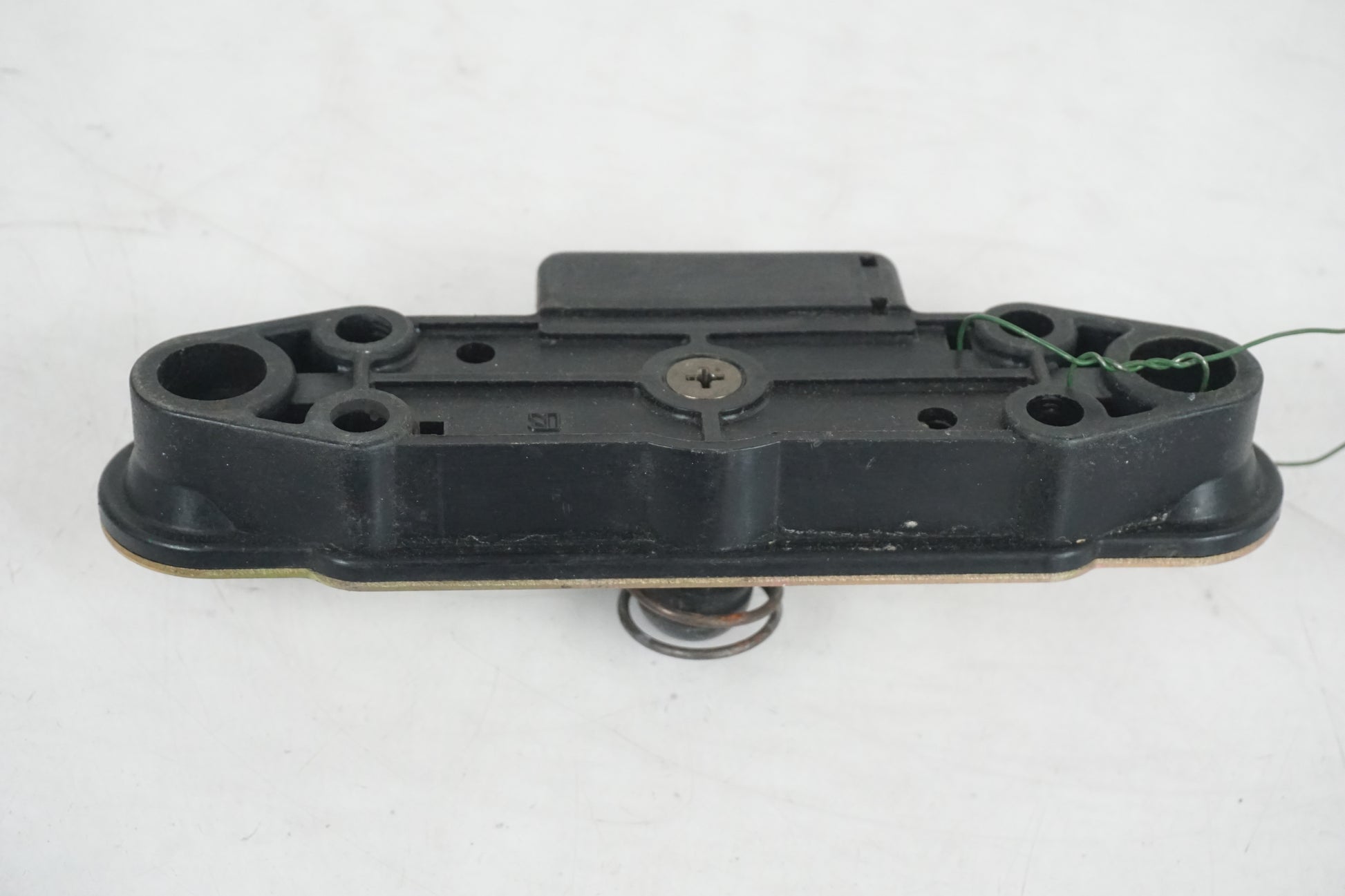 Höger sida på Sadellåsmekanism från en Suzuki RF 600 R -1996 motorcykel.