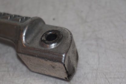 Snett nerifrån på Fotpinne från en Kawasaki ZR-X 1200 S -2001 motorcykel.