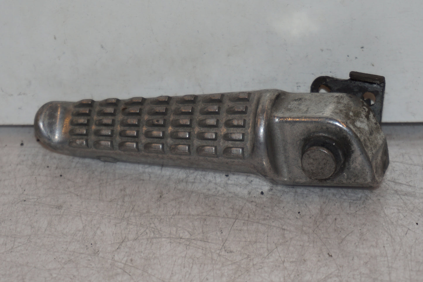 Framsidan på Fotpinne från en Kawasaki ZR-X 1200 S -2001 motorcykel.