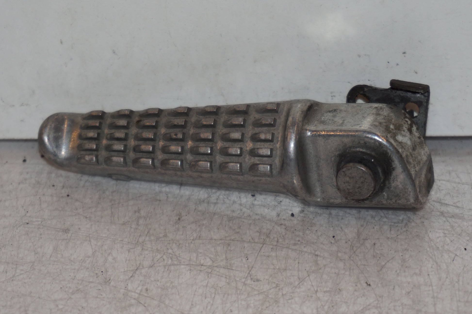 Framsidan på Fotpinne från en Kawasaki ZR-X 1200 S -2001 motorcykel.