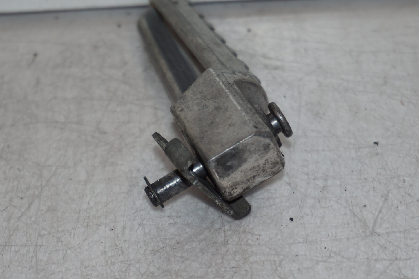 Vänster sida på Fotpinne från en Kawasaki ZR-X 1200 S -2001 motorcykel.