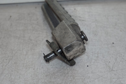 Vänster sida på Fotpinne från en Kawasaki ZR-X 1200 S -2001 motorcykel.