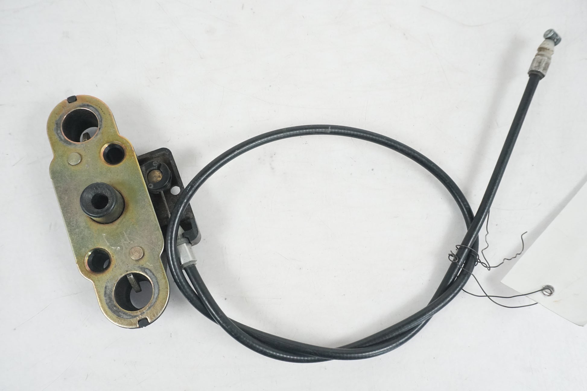 Framsidan på Sadellåsmekanism från en Suzuki DR 800 S -1995 motorcykel.