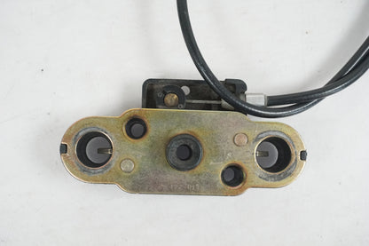 Baksidan på Sadellåsmekanism från en Suzuki DR 800 S -1995 motorcykel.