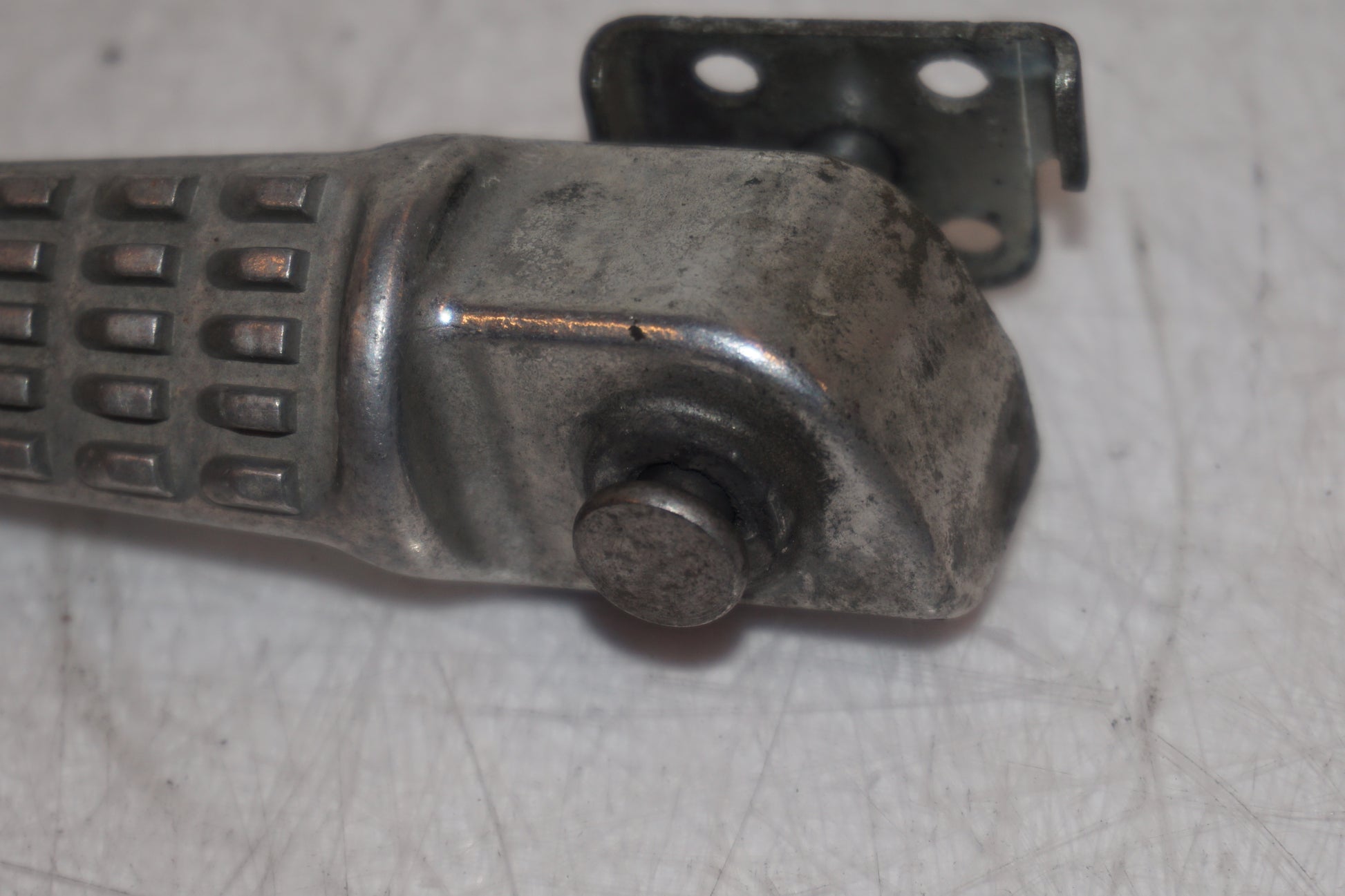 Snett nerifrån på Fotpinne från en Kawasaki ZR-X 1200 S -2001 motorcykel.