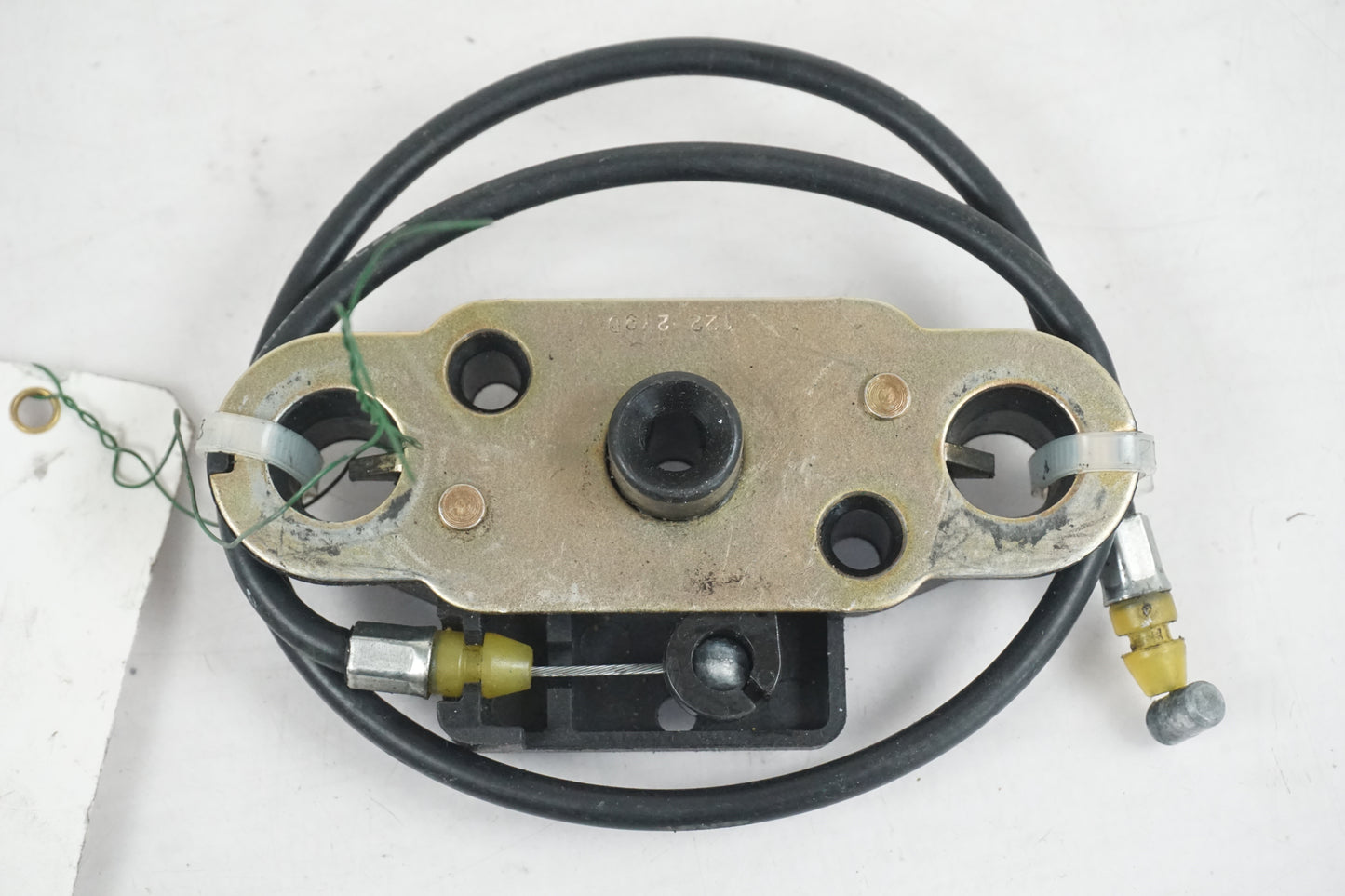 Framsidan på Sadellåsmekanism från en Suzuki GSF 600 -2000 motorcykel.