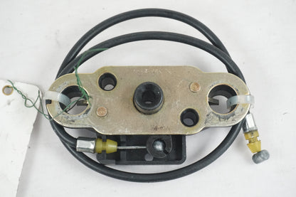 Framsidan på Sadellåsmekanism från en Suzuki GSF 600 -2000 motorcykel.