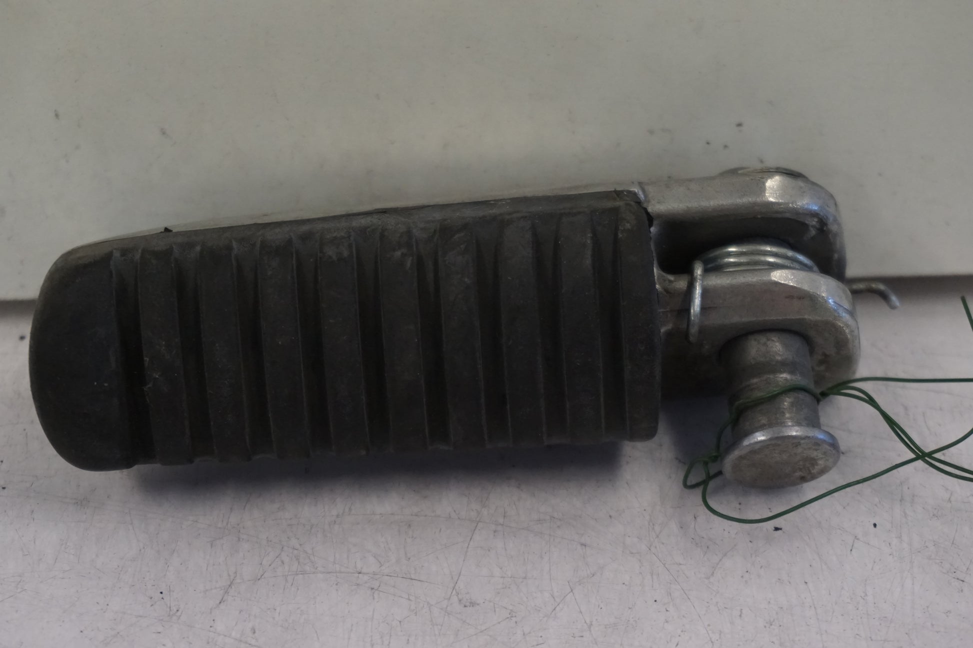 Framsidan på Fotpinne från en Kawasaki ZZR 1200 -2002 motorcykel.