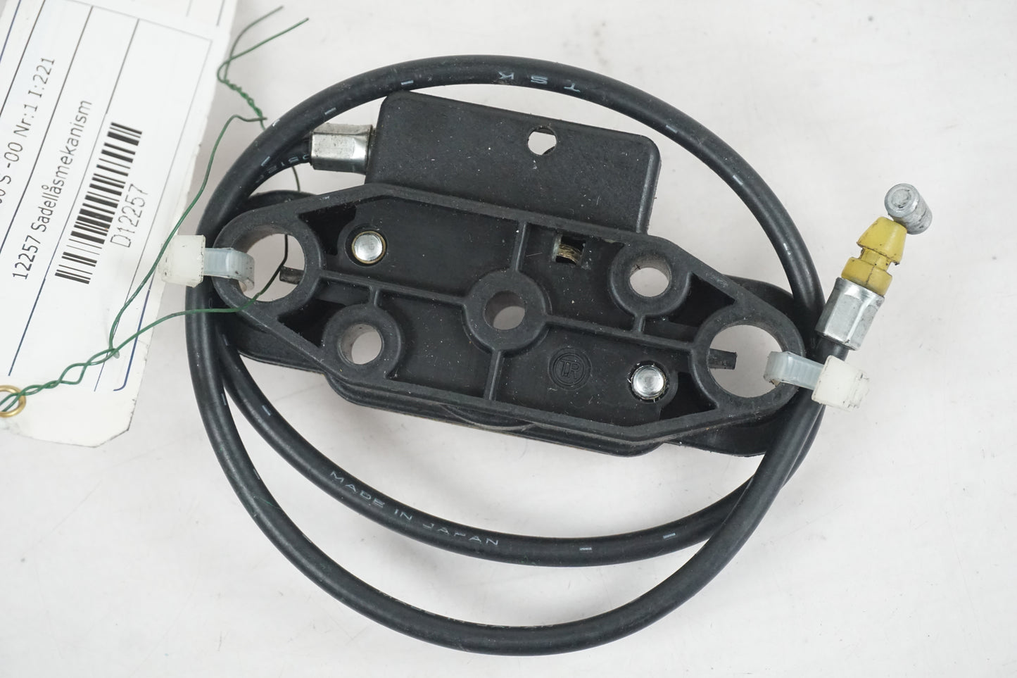 Baksidan på Sadellåsmekanism från en Suzuki GSF 600 -2000 motorcykel.