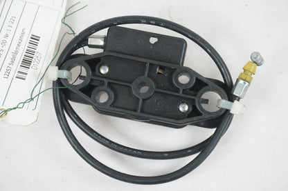 Baksidan på Sadellåsmekanism från en Suzuki GSF 600 -2000 motorcykel.