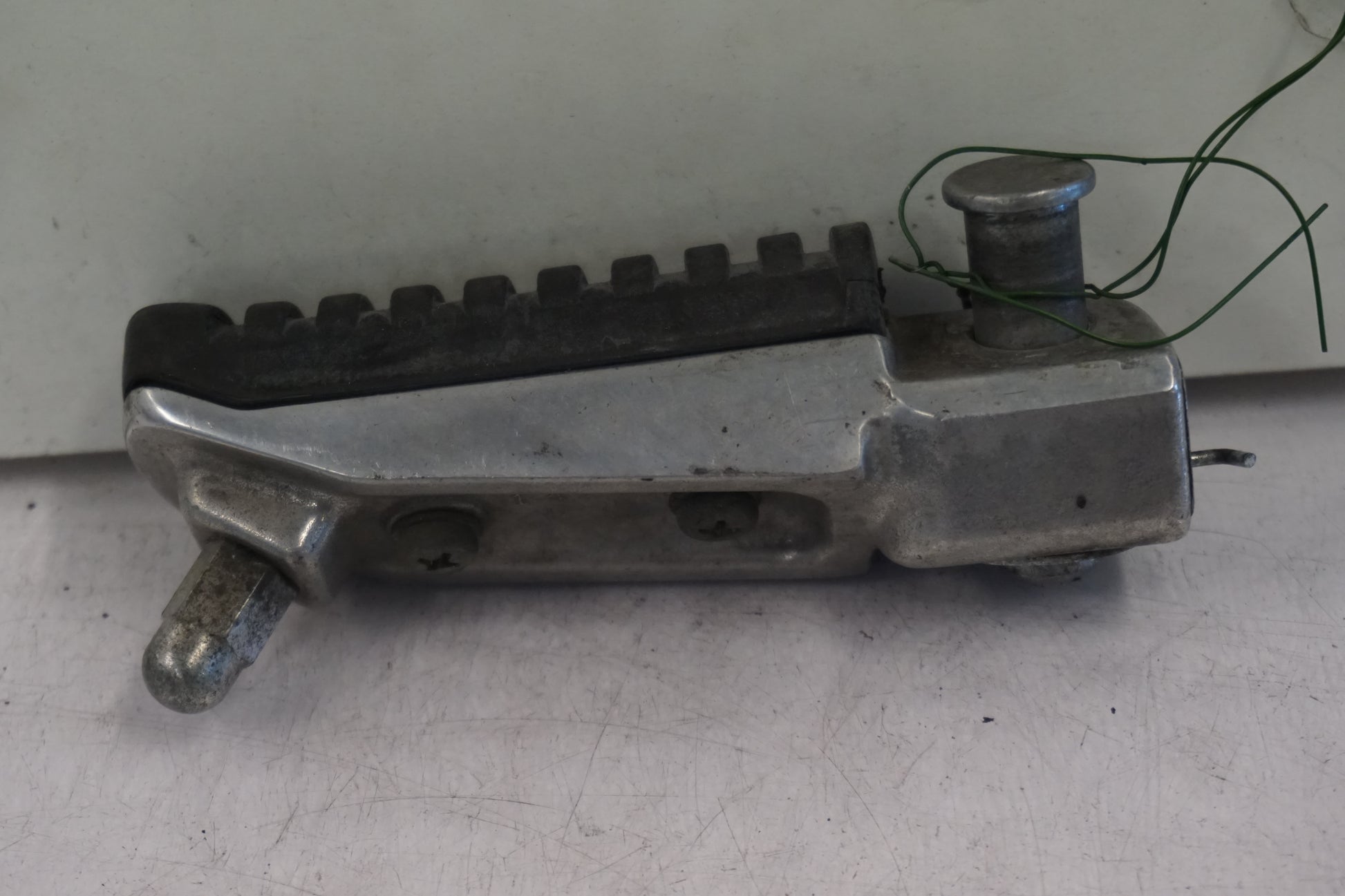 Baksidan på Fotpinne från en Kawasaki ZZR 1200 -2002 motorcykel.