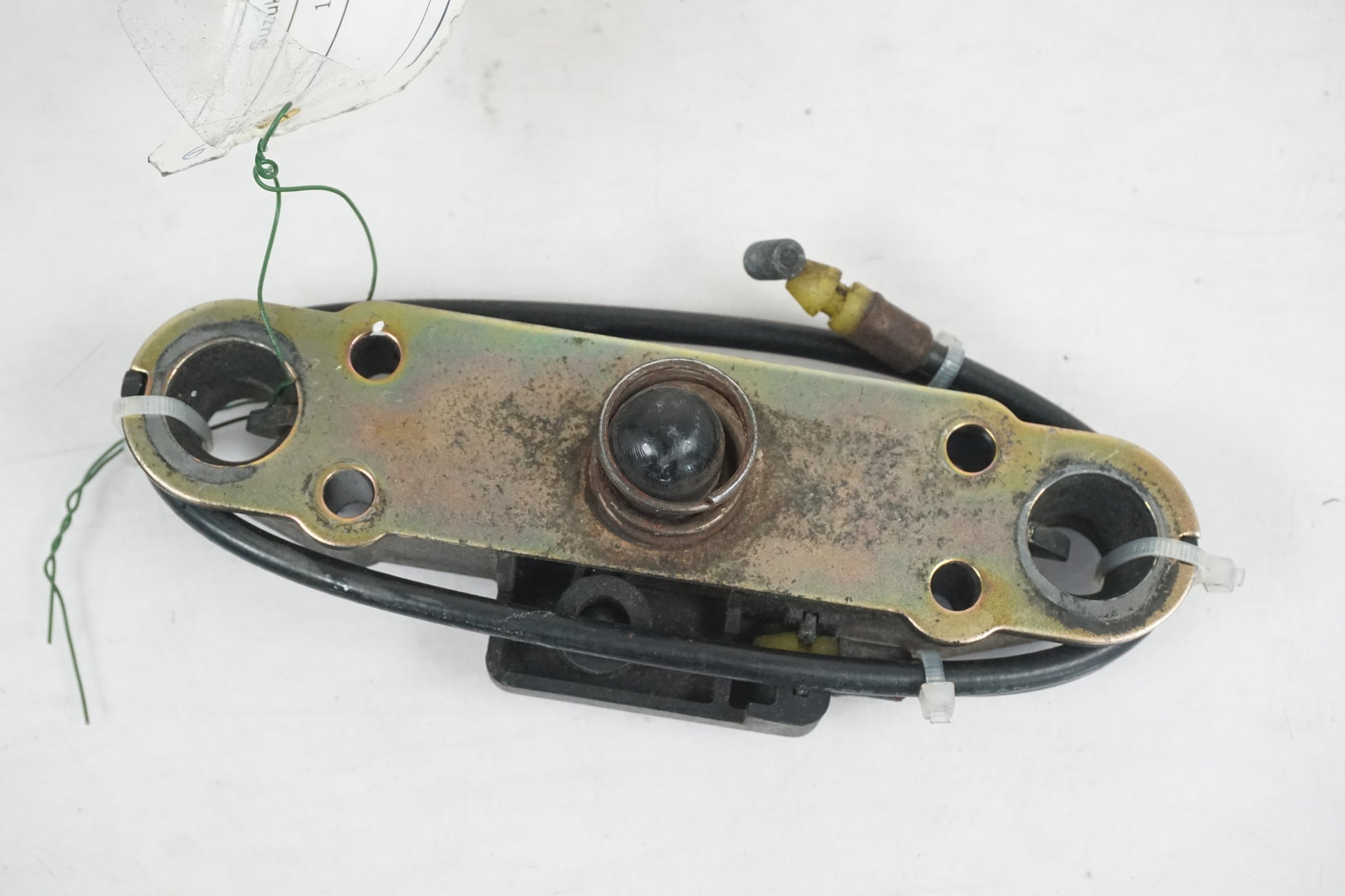 Framsidan på Sadellåsmekanism från en Suzuki RF 900 R -1996 motorcykel.