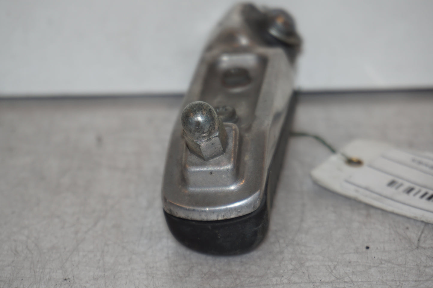 Vänster sida på Fotpinne från en Kawasaki ZZR 1200 -2002 motorcykel.