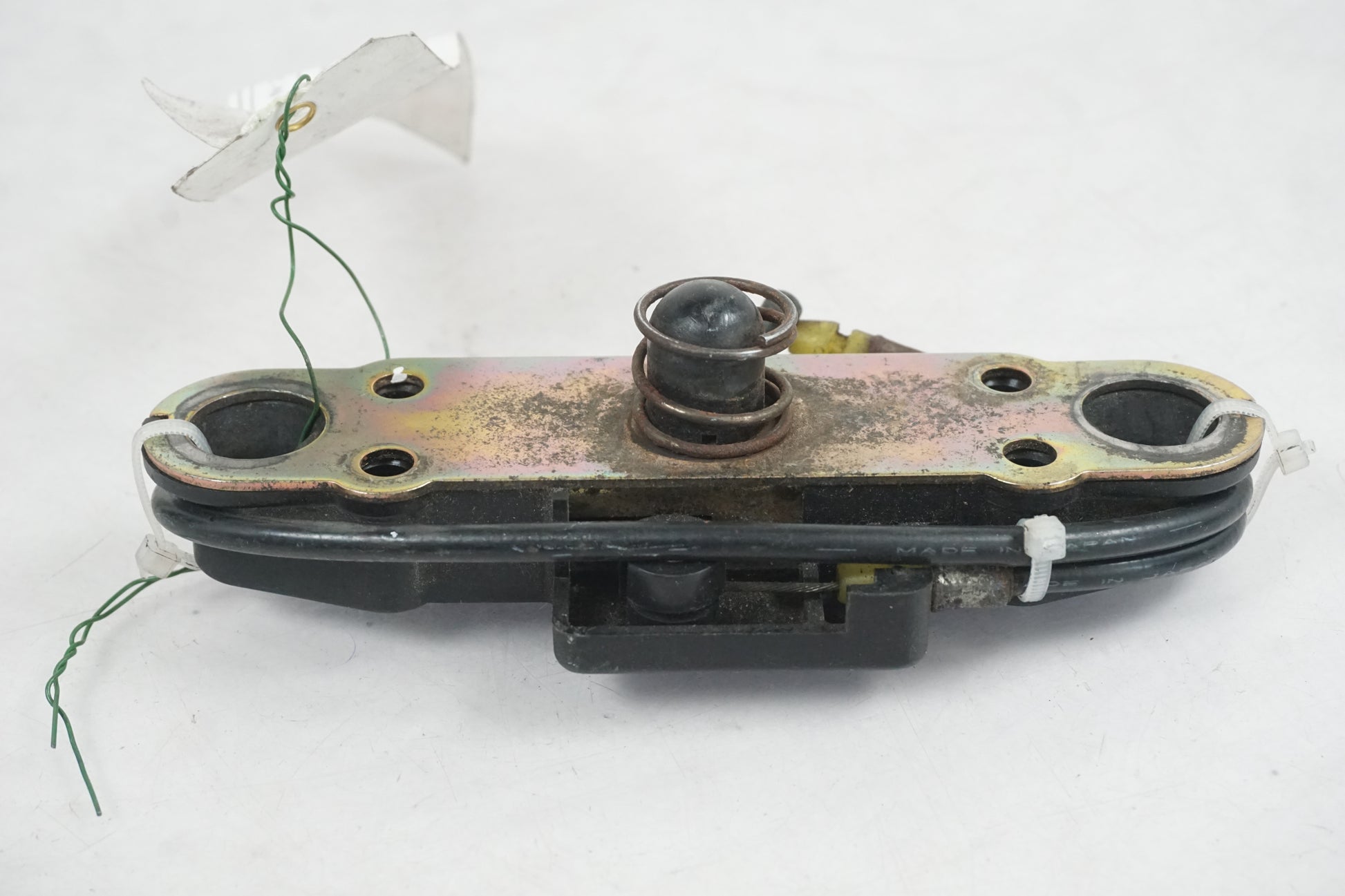 Baksidan på Sadellåsmekanism från en Suzuki RF 900 R -1996 motorcykel.