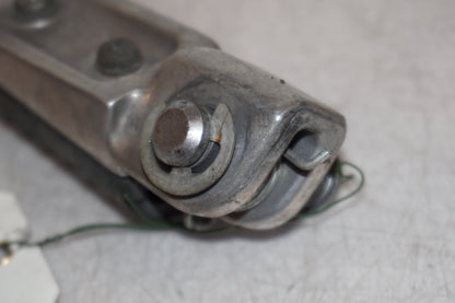 Snett nerifrån på Fotpinne från en Kawasaki ZZR 1200 -2002 motorcykel.