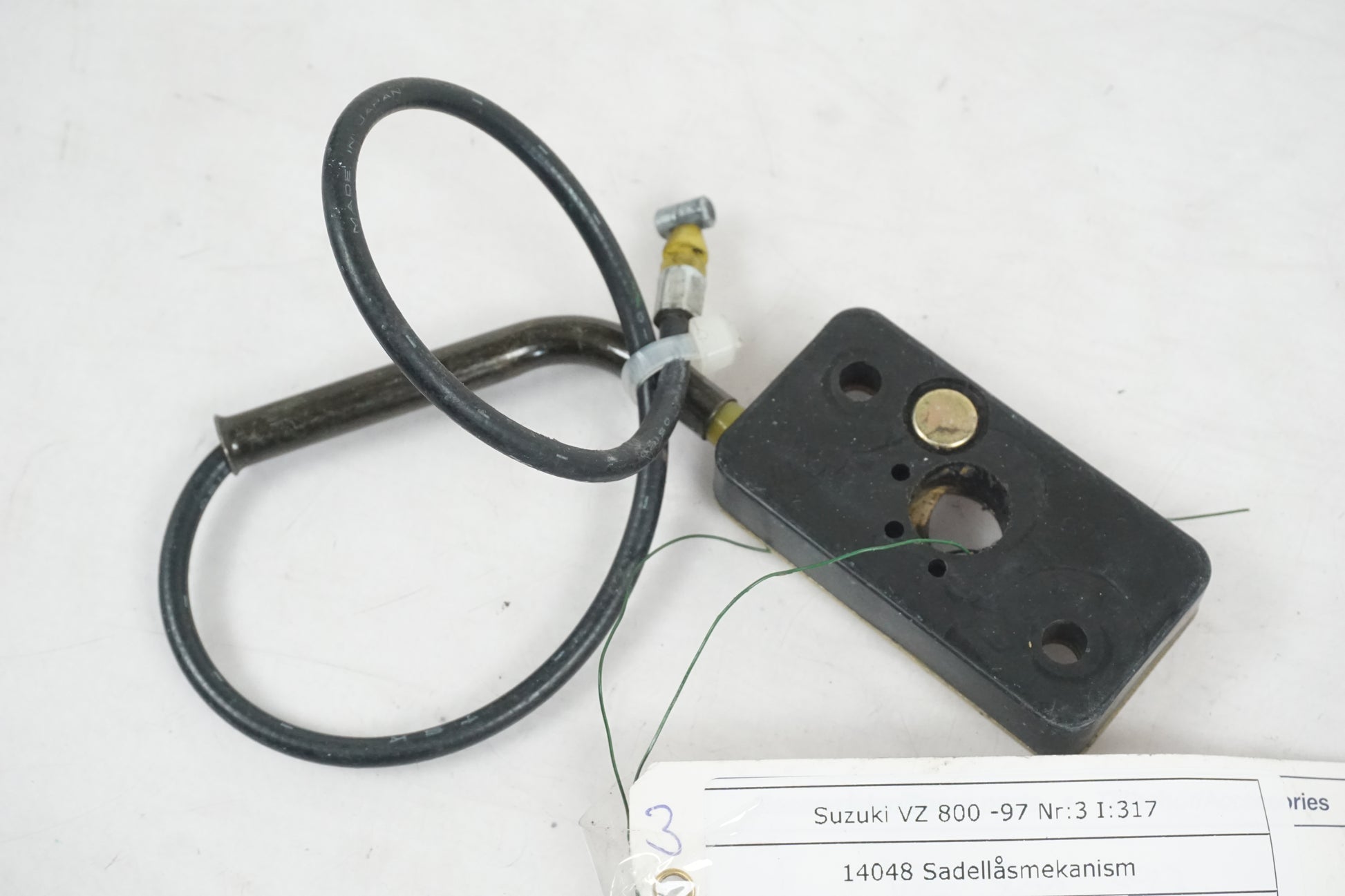 Framsidan på Sadellåsmekanism från en Suzuki VZ 800 -1997 motorcykel.