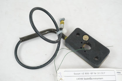 Framsidan på Sadellåsmekanism från en Suzuki VZ 800 -1997 motorcykel.
