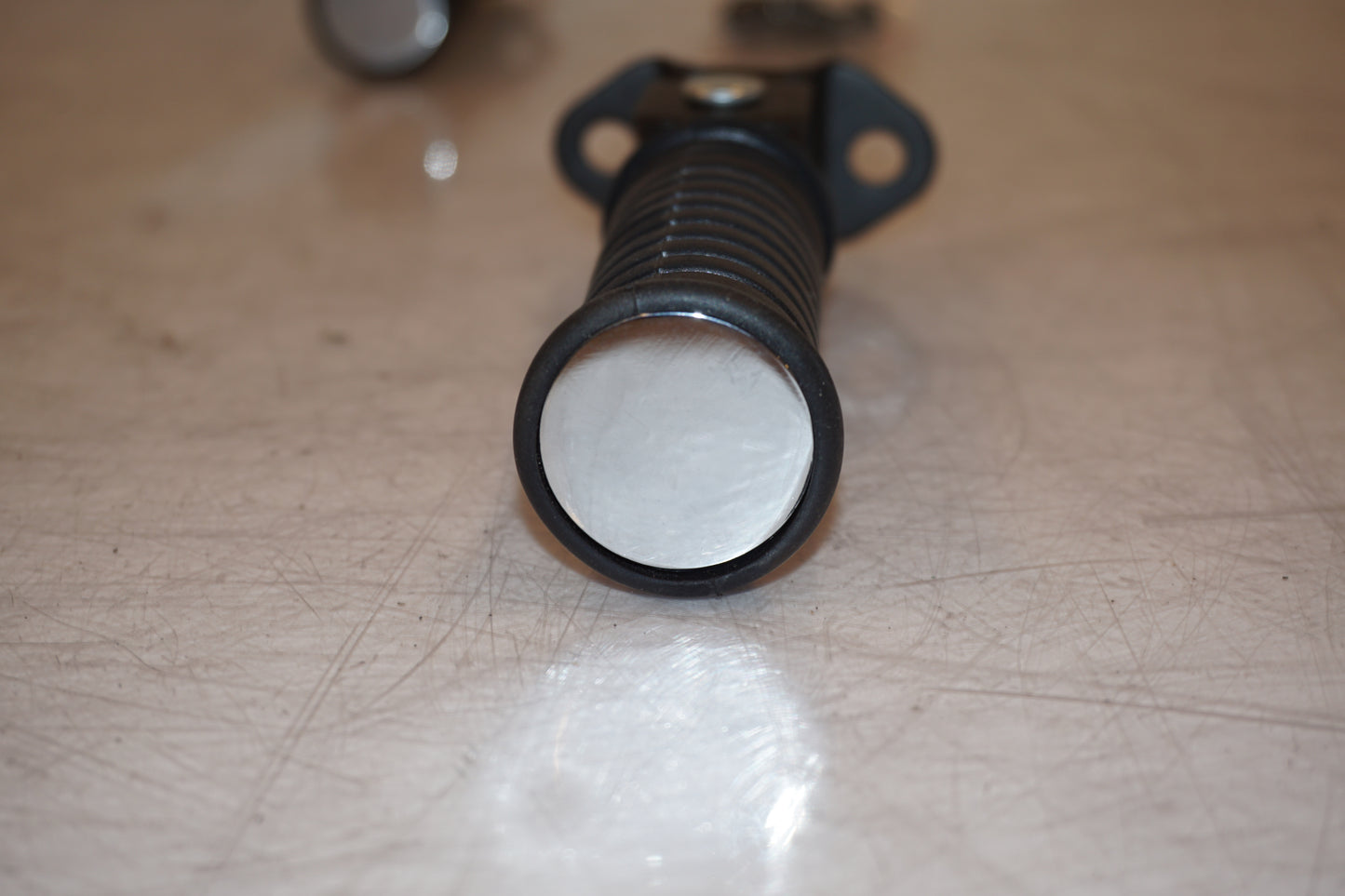 Vänster sida på Fotpinne från en Kawasaki VN 900 -2011 motorcykel.