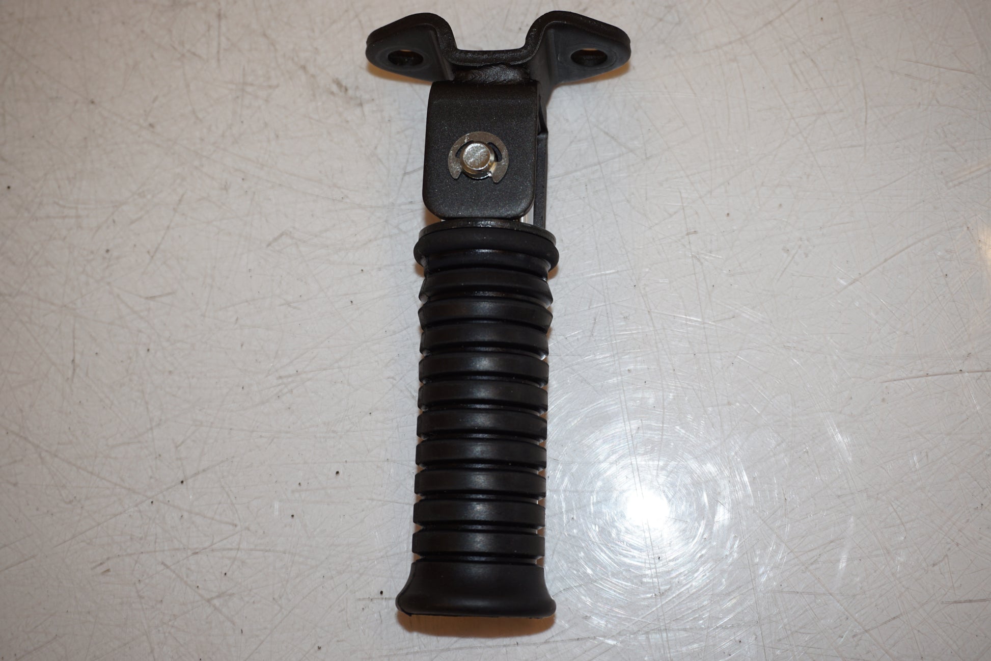 Snett nerifrån på Fotpinne från en Kawasaki VN 900 -2011 motorcykel.