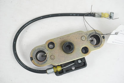 Framsidan på Sadellåsmekanism från en Suzuki TL 1000 S -1997 motorcykel.