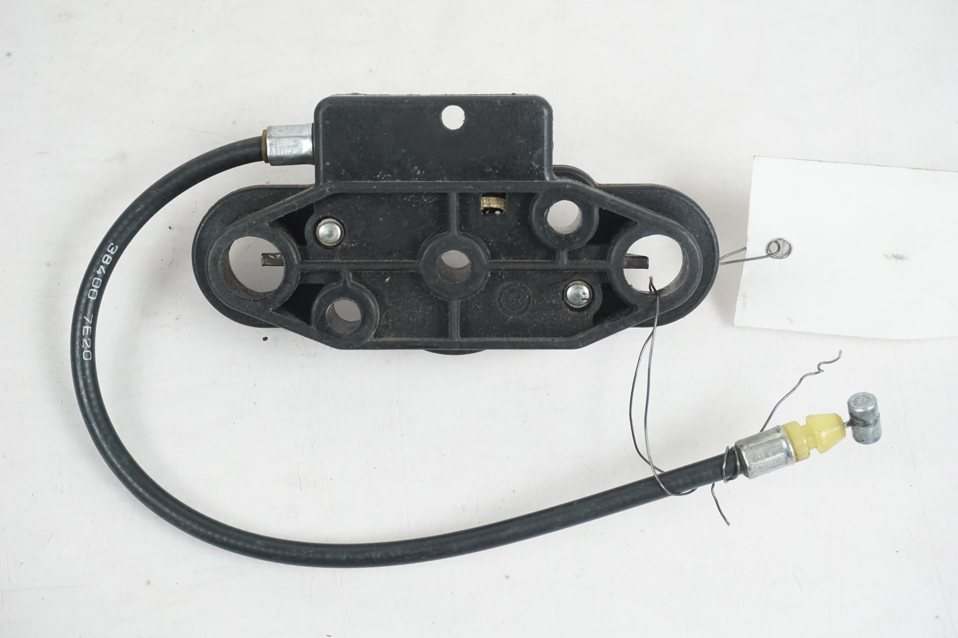 Baksidan på Sadellåsmekanism från en Suzuki TL 1000 S -1997 motorcykel.