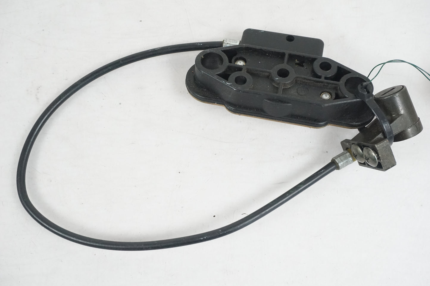 Baksidan på Sadellåsmekanism från en Suzuki GSX-R 750 -1998 motorcykel.