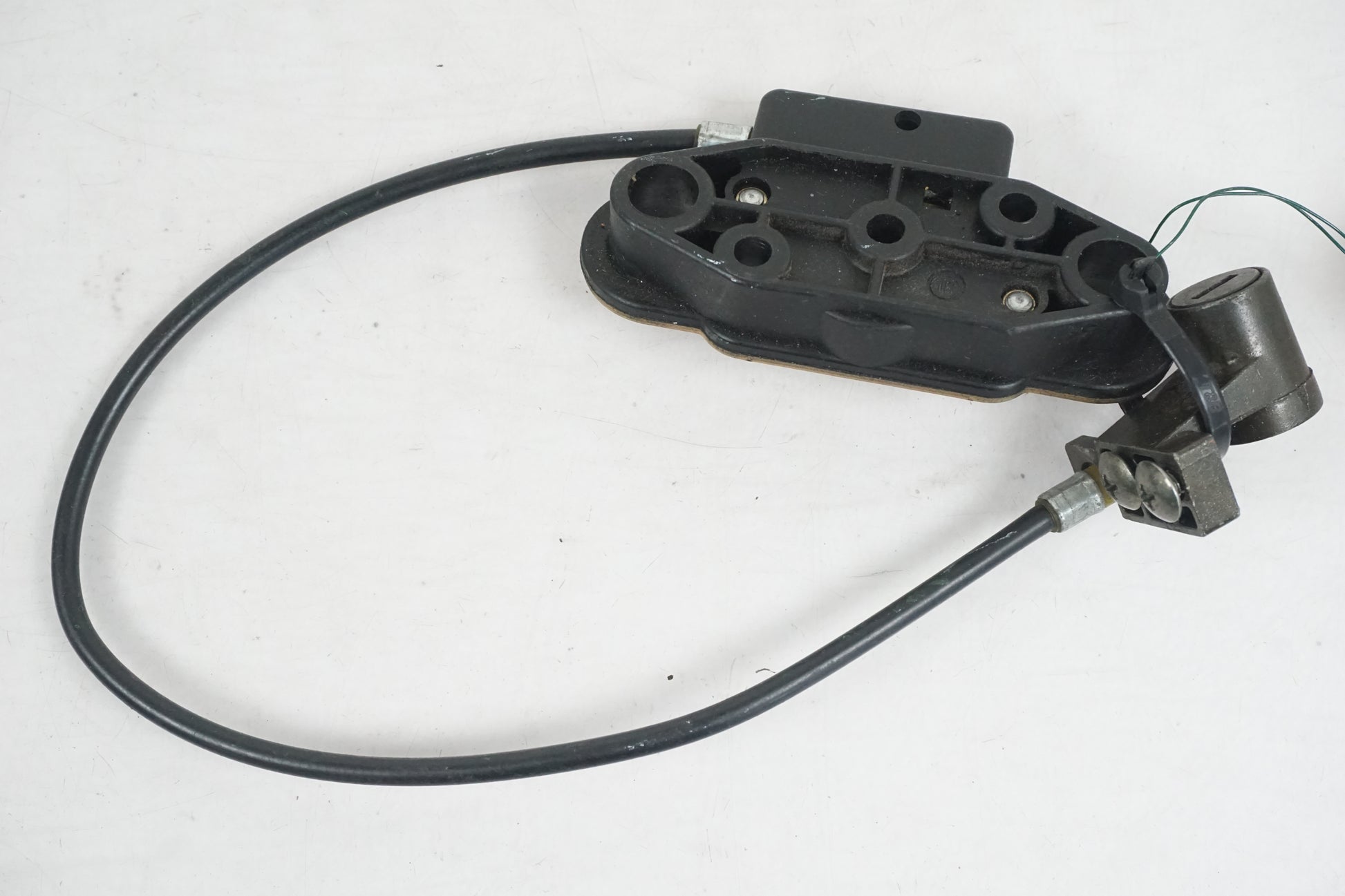 Baksidan på Sadellåsmekanism från en Suzuki GSX-R 750 -1998 motorcykel.